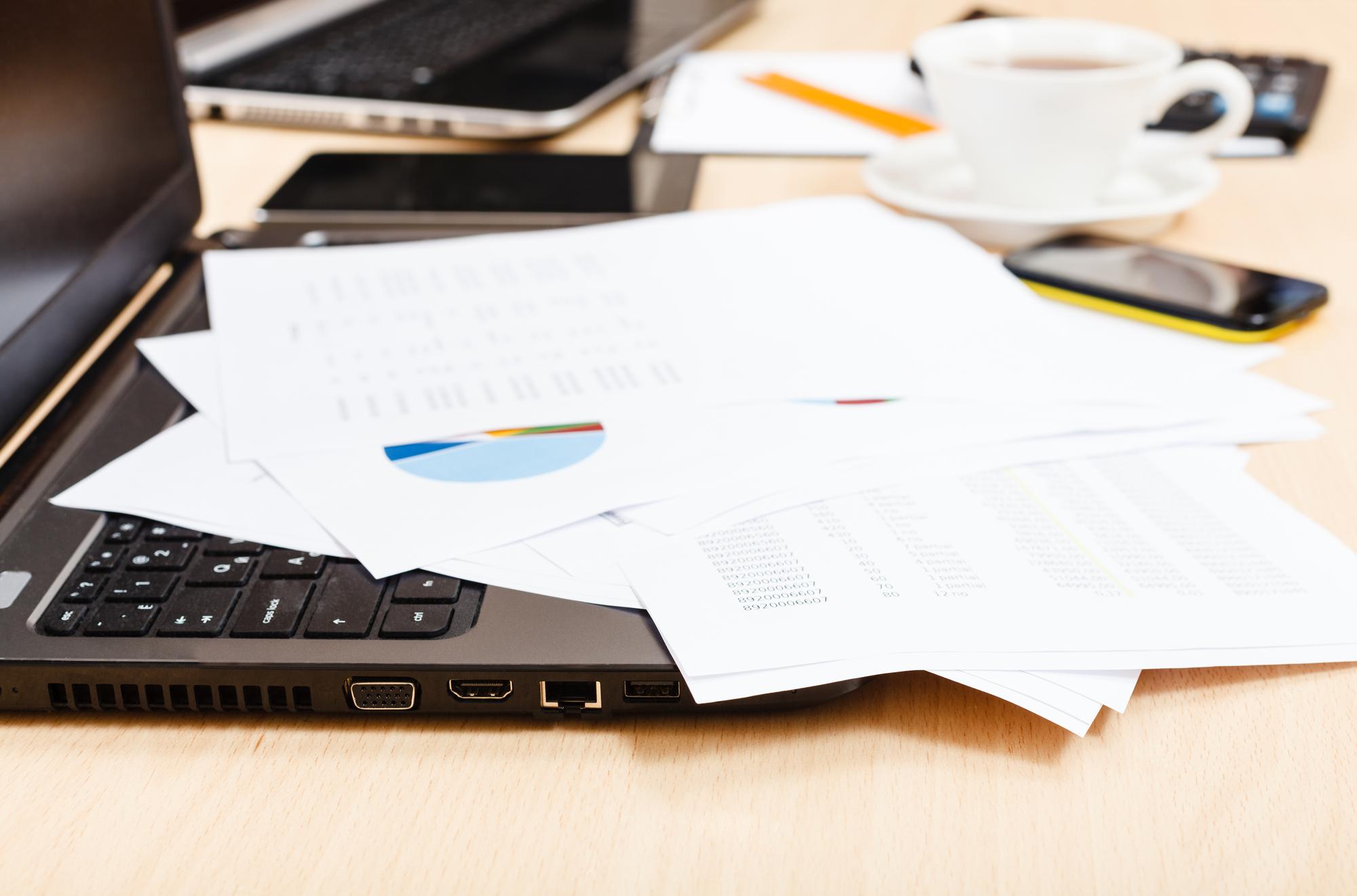 Arbeitsplatz mit Finanzdokumenten und Notizen