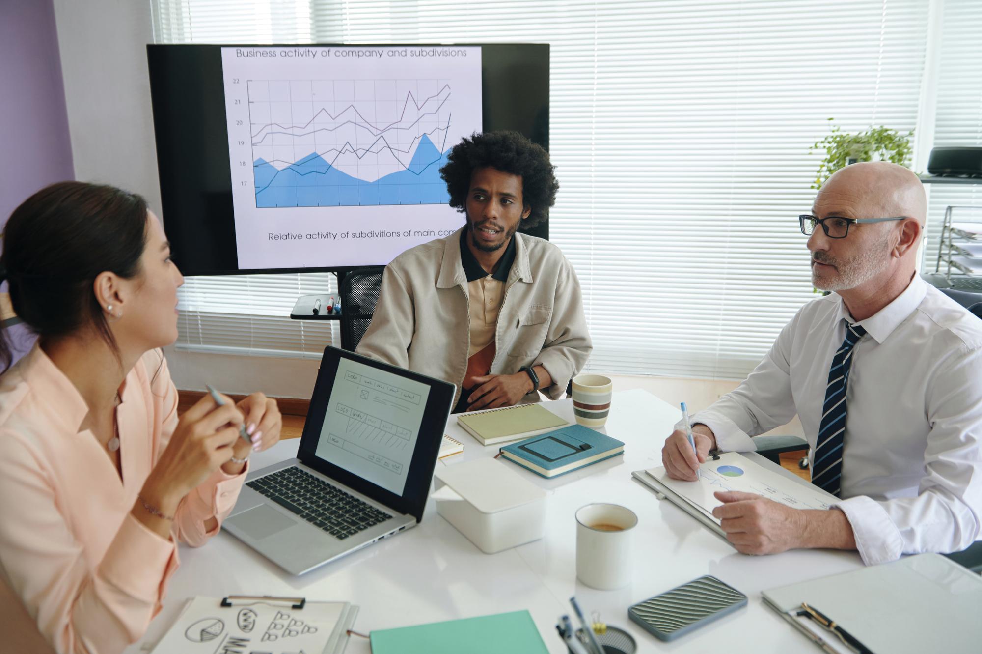 Berater im Meeting mit Finanzgrafiken